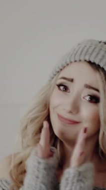 Bayram hediyesi alacak güzel bir kızın heyecanı. Genç Bir Kadın Dikey Videosunun Portresi