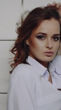 Güzel bir esmerin portresi ve güzel bir dikey video.