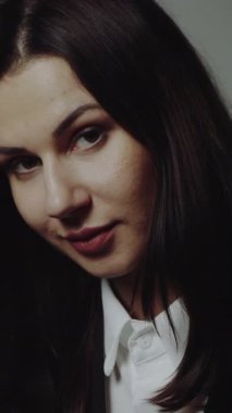 Güzel bir esmerin portresi ve güzel bir dikey video.