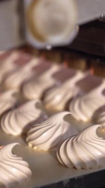 Şekerleme endüstrisi üretimi. Marshmallow fabrika taşıyıcısı. Dikey video