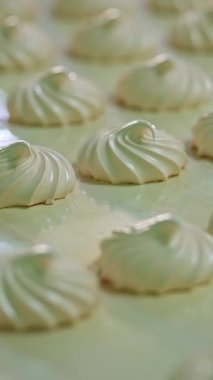 Endüstriyel tatlı üretim. Marshmallow konveyör fabrikası yapımı. Dikey video