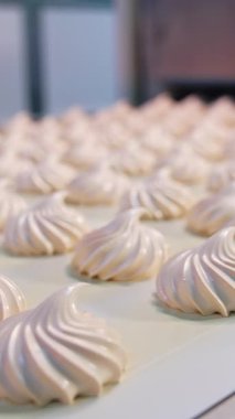 Marshmallow fabrika taşıyıcısı. Şekerleme endüstrisi üretimi. Dikey video