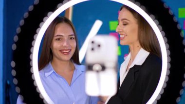 Kameranın ve halka ışığının arkasında güzel beyaz kadınlar var. Çevrimiçi akış kavramı.