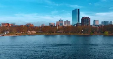 Charles Nehri 'nin mavi sularının üzerinde süzülüyordum. Üzerinden dalgalar geçiyordu. Rıhtıma parkla yaklaşıyoruz ve birden fazla insan var. Arka planda Boston 'un yüksek binaları.