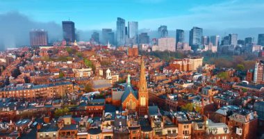 Boston 'un çoğunlukla kırmızı tuğlalı evlerin eski moda şehir manzarası. Modern gökdelenler kalın sis ve dumanla kaplıdır. Hava görünümü.
