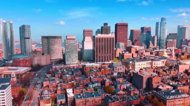 Boston, Massachusetts, ABD 'nin güneşli şehir manzarası. Şehir manzarasında eski ve modern mimarinin kombinasyonu. Üst görünüm.