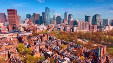 Modern Boston, Massachusetts, ABD 'nin göbeğinde güneşli bir sonbahar günü. Eski mimari üzerindeki İHA görüntüleri gökdelen siluetine yaklaşıyor..