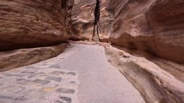 Taşlarla döşenmiş antik yola bak. Batı Asya, Ürdün 'deki kanyon kayaları alçak açılı..