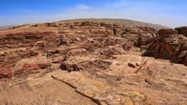 Çölde, sıcak güneşin altında çıplak kayalar. Petra, Güney Ürdün, Batı Asya 'daki Kanyon Al Siq.