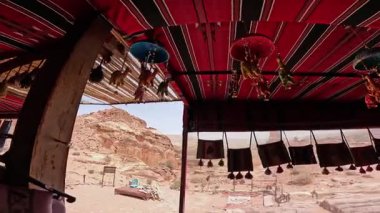 Bedevilerin küçük dükkanında otantik geleneksel şeyler. Petra, Ürdün ve Batı Asya 'nın kumtaşı kayalarıyla çevrili bir hediyelik eşya dükkanı..