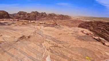 Taşlar düz kayanın kenarına yığıldı. Güneşli, sıcak Ürdün, Batı Asya 'nın inanılmaz kayalık manzarası.