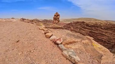Tehlikeli bir kayanın kenarına ulaşmak için taşları işaretliyor. Petra, Ürdün, Batı Asya 'nın ikonik manzarası.