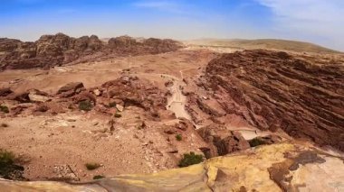 Kayanın tepesinden Sina Çölü 'nün kanyonları. Antik şehir turistik açıdan harabeye döndü