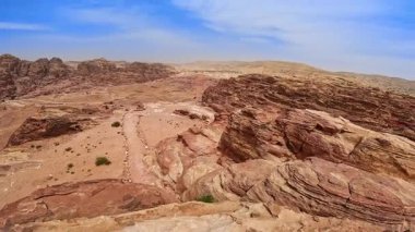 Sıcak, ıssız, güneşli Ürdün, Batı Asya manzarası. Kum taşının tepesinden kayalık kanyonların nefes kesici manzarası.