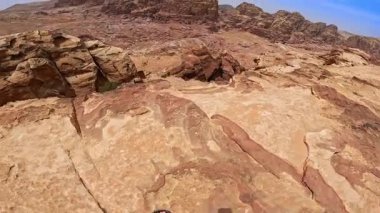 Nadir ağaçlarla ya da çalılarla büyüyen çıplak kayalar. Ürdün, Batı Asya 'nın inanılmaz manzaraları.