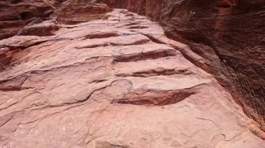 Kırmızı kayalıklar boyunca uzanan kayalık patika. Petra, Ürdün, Batı Asya 'nın simgesi..