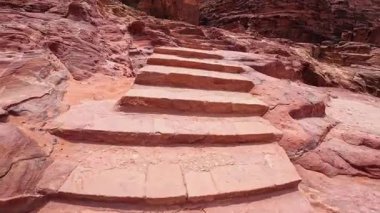 Eski şehir harabelerinin merdivenlerinde yürüyoruz. Petra, Ürdün ve Batı Asya 'nın çarpıcı kanyonlarında tur..