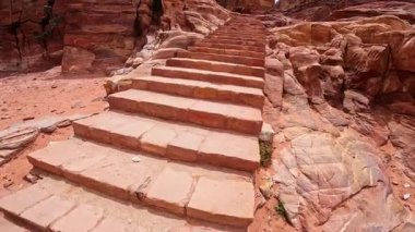 Kayalara çıkan merdivenler rüzgarın gücüyle parlatılır. Petra, Ürdün ve Batı Asya 'nın kumtaşlarında alçak açı görünümü.