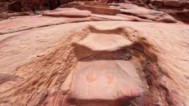 Merdivenlerden çıkıp kayaya çarpmak. Ürdün 'ün antik Petra kentindeki çarpıcı kanyonun içinde yürüyorum. Al Siq Kanyonu.