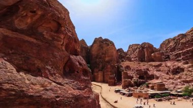 Ünlü Petra, Ürdün, Batı Asya 'nın çarpıcı manzarası. Turistler manzara manzarasının yanından geçerler. Üst görünüm.