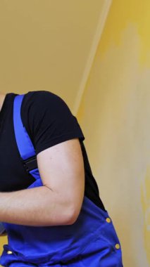 Boya fırçasında şarkı söyleyen adam. Duvarları boyayıp şarkı söyleyen neşeli adam.