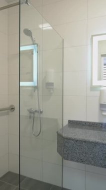 Işıl ışıl modern banyo. Banyo içi ve duş manzarası