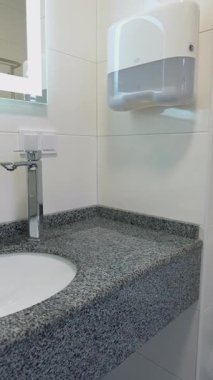 Lüks Modern Tuvalet İç Tasarımı. Lavabo musluğu olan bir banyo.