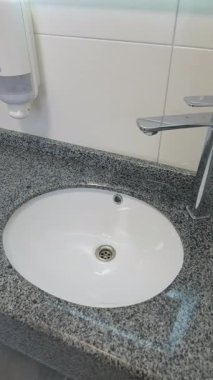 Banyo için şık bir yer. Ahşap tezgahlı modern banyo.