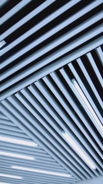 Odada ışık olan beyaz tavan. Bir ofis binası için tasarlanmış tavan lambaları.