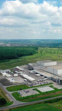 Fabrika bölgesinin havadan görüntüsü. Yukarıdan endüstriyel fabrika manzarası