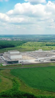 Fabrika sanayi bölgesinin insansız hava aracı görüntüsü. Sanayi bölgesindeki lojistik merkezi yukarıdan