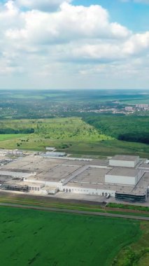 Yukarıdan sanayi fabrikası. Endüstriyel binaların ve ekipmanların hava görüntüsü