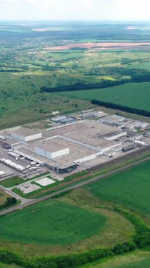 İnsansız hava aracından büyük sanayi bölgesi. Bitkilerle dolu büyük sanayi bölgesinin havadan görünüşü