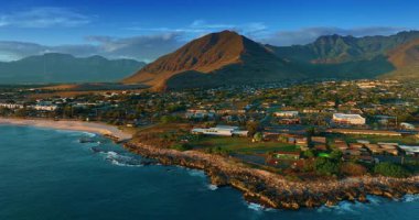Volkanik dağın eteğindeki resim gibi yeşil yerleşim alanı. Oahu, Hawaii, ABD 'nin göz alıcı manzarası..