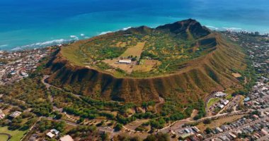 Elmas Kafa Krateri 'nin kraterinde çok az bina bulunur. Volkanik kayaları çevreleyen alçak katlı yerleşim alanı. Oahu, Hawaii, ABD. Hava görünümü.