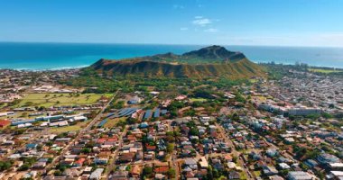 Elmas Kafası Krateri 'nin etrafını saran yoğun nüfuslu yerleşim alanı. Pasifik Okyanusu 'nun huzurlu, masmavi su manzarası. Hava görünümü.