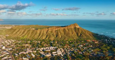 Büyüleyici elmas başlıklı kraterin engebeli yamaçlarına yaklaşıyoruz. Güzel yeşil yerleşim alanı volkanik kayanın etrafındadır. Hava görünümü.