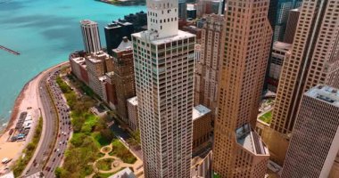 Michigan Gölü 'nün kıyısındaki gökdelenlerden inin. Sayısız araba kıyı boyunca otobanlardan geçiyor. Chicago, Illinois, ABD.