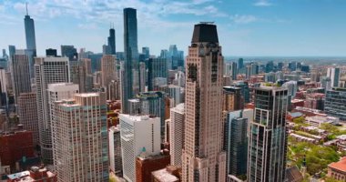 Modern bir metropolün güzel, çeşitli gökdelenleri. İHA uçağı Chicago, Illinois, ABD 'de..