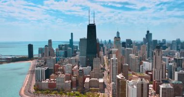 John Hancock Center 'ın karanlık binası Chicago şehir merkezinin aydınlık mimarisinden göze çarpıyor. Su manzarası boyunca yollarda çılgın bir ulaşım akışı var. Üst görünüm.