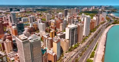 Lakeshore Drive 'daki Chicago otoyollarında çılgın bir trafik vardı. Güneşli bir günde şehir manzarasına hava perspektifi.