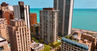 Chicago, Illinois, ABD 'deki güzel, modern, yüksek katlı evler. Michigan Gölü 'nün mavi su manzarası.