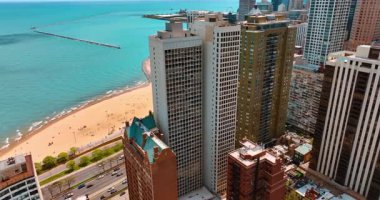 Yoğun otoyollar ve kumlu plajın üstündeki yüksek binaların tepesindeki görüntüler. Chicago, Illinois, ABD 'deki Lakeshore Drive' a hava perspektifi.