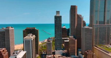 Michigan Gölü 'nün kıyısında yüksek binalar. İHA görüntüleri Chicago, Illinois, ABD 'de..