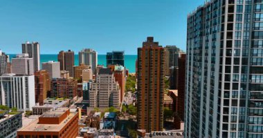 Modern Chicago, Illinois, ABD 'de ikamet yeri. Michigan Gölü 'nün huzur dolu göl manzarası.