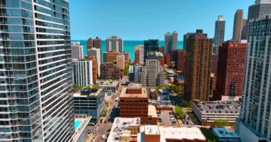 Chicago, Illinois, ABD 'nin güzel renkli şehir manzarası. Michigan Gölü 'nün mavi su manzarası. Hava görünümü.
