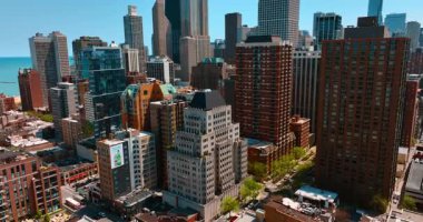 Chicago, Illinois, ABD 'nin çeşitli güzel mimarilerine yaklaşıyoruz. Şehir merkezindeki gökdelenler.