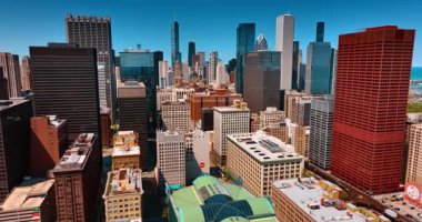 Modern metropolün beton ve cam ormanları. Güneşli bir günde Şikago şehir merkezi, Illinois, ABD 'nin muhteşem manzarası. Hava görünümü.