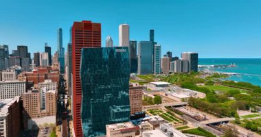 Roosevelt Üniversitesi 'nin Chicago, Illinois, ABD manzaralı müstakbel cam binasına yaklaşıyoruz. Şehir merkezindeki çarpıcı gökdelenler.