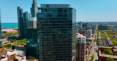 Camdan gökdelenin tepesine yükseliyor. Güneşli bir günde Şikago şehir manzarası.